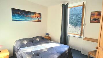 Iron/ironing board, bed sheets
