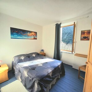 Iron/ironing board, bed sheets - House at the foot of the Montagne Noire for 6 to 13 people max, near the Mediterranean Sea! (Cassagnoles)