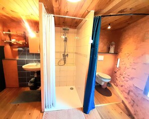 Shower, hair dryer, towels, soap - House at the foot of the Montagne Noire for 6 to 13 people max, near the Mediterranean Sea! (Cassagnoles)
