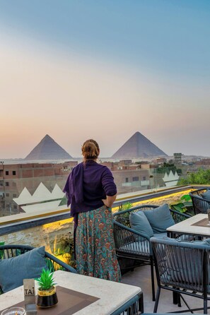 Outdoor dining - TAJ Pyramids View Hotel & Suites (Giza Governorate)