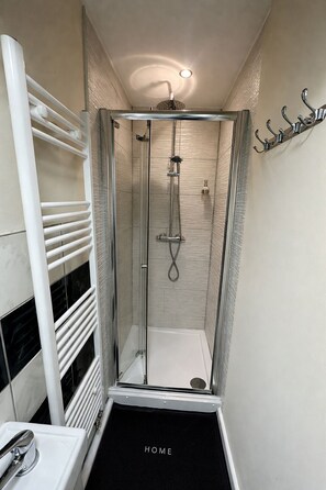 Dusche, Haartrockner, Handtücher, Seife