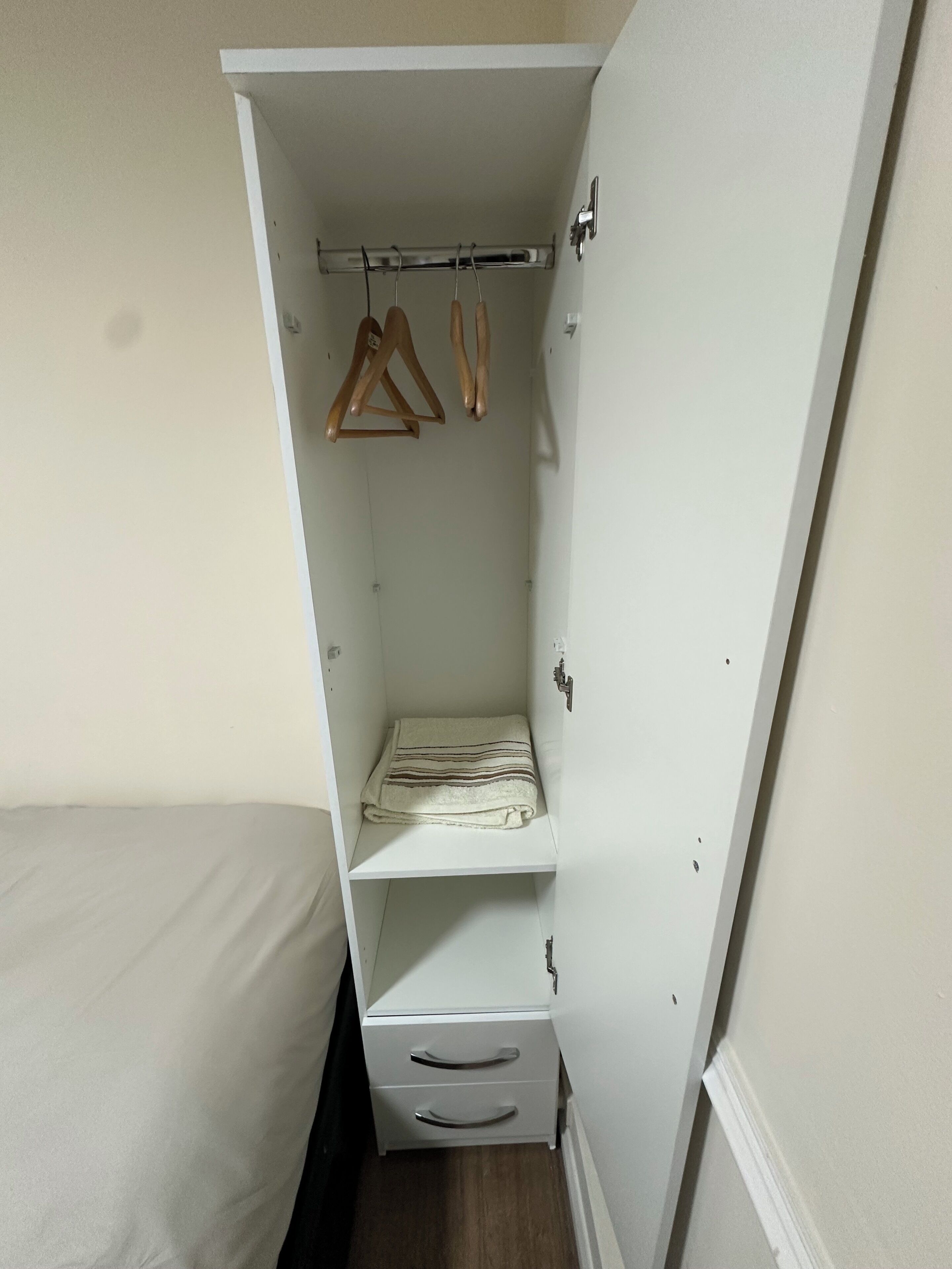 Iron/ironing board, WiFi, bed sheets