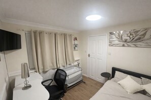 Iron/ironing board, WiFi, bed sheets - Cosy one bedroom home closed to MK City Centre (Milton Keynes)