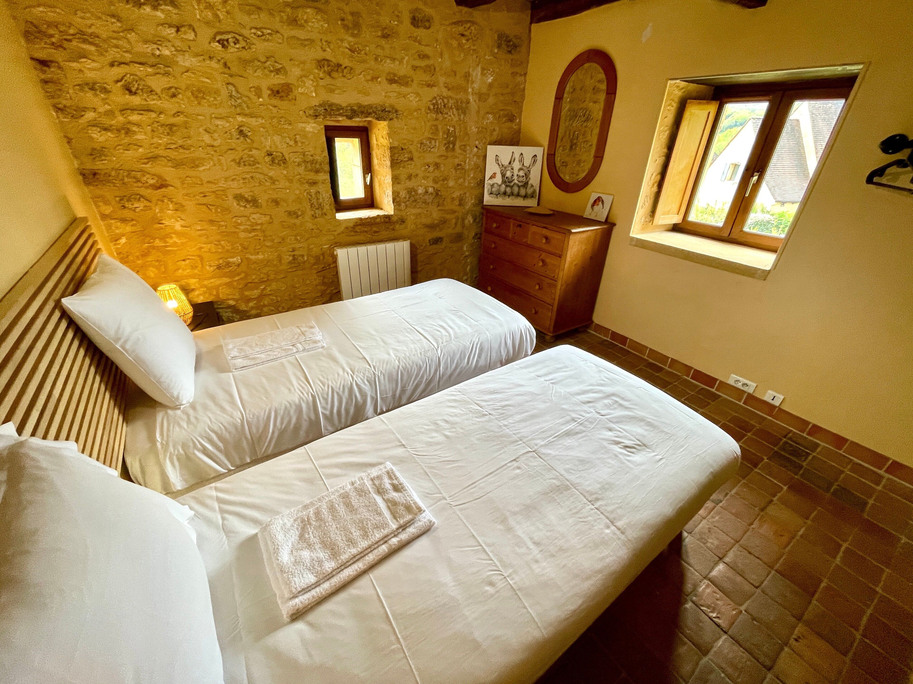 2 bedrooms, iron/ironing board, WiFi, bed sheets