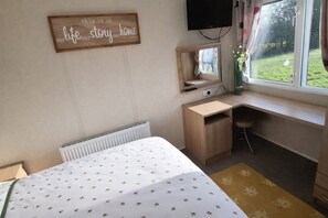 Tabla de planchar con plancha, wifi y ropa de cama 