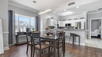 Lejlighed - 3 soveværelser - balkon - udsigt til have | Spisestue