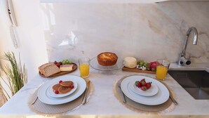 Ein Frühstücksbereich mit Marmorplatte, Spüle und Telefon.