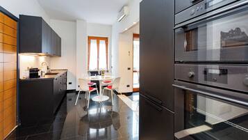 Macchina per tè/caffè, frigorifero, forno, piano cottura
