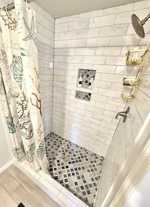 Douche, serviettes fournies, savon, shampoing