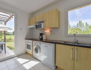 Private kitchen - Provence Villa for 8 With Private Pool (Saint-Saturnin-les-Avignon)