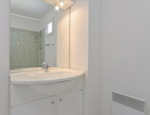 Villa | Bathroom - Provence Villa for 8 With Private Pool (Saint-Saturnin-les-Avignon)