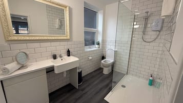 Haartrockner, Handtücher, Seife, Toilettenpapier