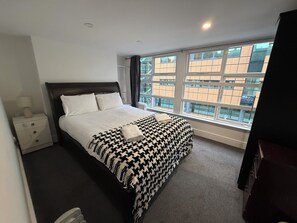 Iron/ironing board, Internet, bed sheets - Cosy Apartment within a short walk to the nightlife and the business district (Liverpool)