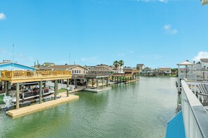 Marina - Canal Home w/ 2 Living Areas, 2 Levels of Deck, Hot Tub, Game Room, Pet Friendly (Galveston)
