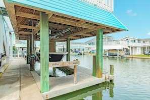 Marina - Canal Home w/ 2 Living Areas, 2 Levels of Deck, Hot Tub, Game Room, Pet Friendly (Galveston)