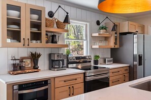 Fridge, microwave, oven, stovetop - Thornberry Cottage - Time To Relax (Dahlonega)