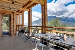 Outdoor dining - Summit Chalet Combloux with stunning views of Mont Blanc. (Combloux)