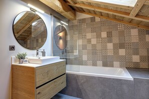 Shower, hair dryer, towels, soap - Summit Chalet Combloux with stunning views of Mont Blanc. (Combloux)