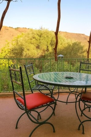 Habitación familiar, balcón, vistas al jardín | Restaurante al aire libre