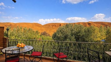 Family Room, Balcony, Garden View | Living area