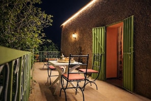 Outdoor dining - dar moha dades (Ait Sedrate Jbel El Soufla)