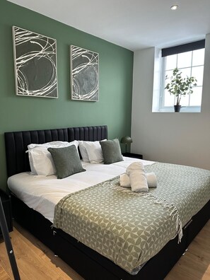 Room - Modern 3 bedroom apartment | 5 mins to M6 junction 10, Walsall manor hospital (Walsall)