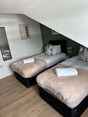 Room - Modern 3 bedroom apartment | 5 mins to M6 junction 10, Walsall manor hospital (Walsall)