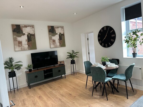 Dining - Modern 3 bedroom apartment | 5 mins to M6 junction 10, Walsall manor hospital (Walsall)