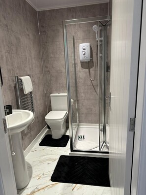 Bathroom - Modern 3 bedroom apartment | 5 mins to M6 junction 10, Walsall manor hospital (Walsall)