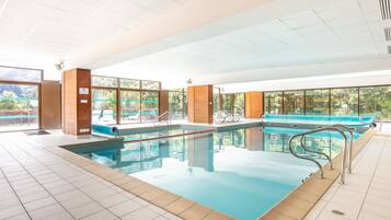 Apartemen | Kolam renang | Kolam renang indoor dan kolam renang outdoor