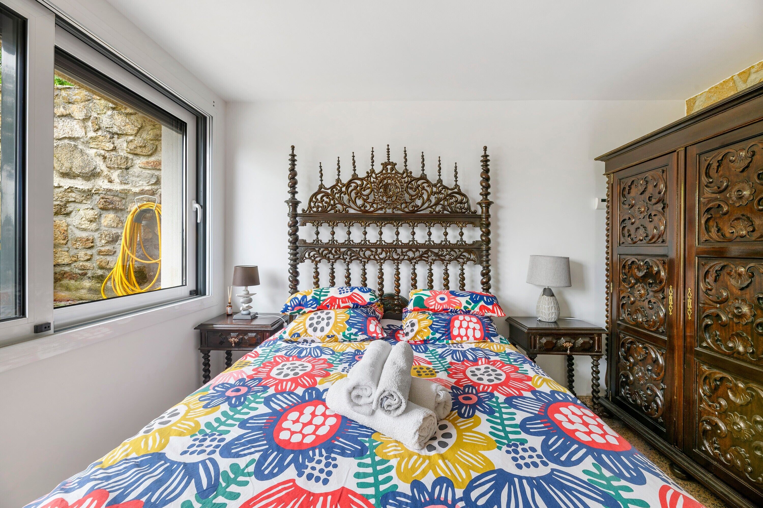 Tabla de planchar con plancha, wifi y ropa de cama 