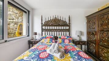 Tabla de planchar con plancha, wifi y ropa de cama