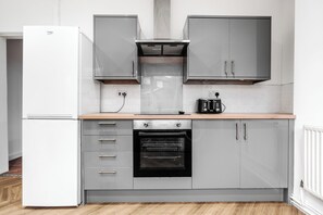 House, 3 Bedrooms | Private kitchen - 3-Bed Bolton - Hospital & Town (Farnworth)