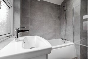 House, 3 Bedrooms | Bathroom - 3-Bed Bolton - Hospital & Town (Farnworth)