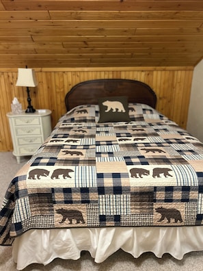 2 bedrooms, iron/ironing board, travel cot, free WiFi - Cozy lake cabin in Crosslake with a fireplace, perfect for relaxing getaways. (Crosslake)