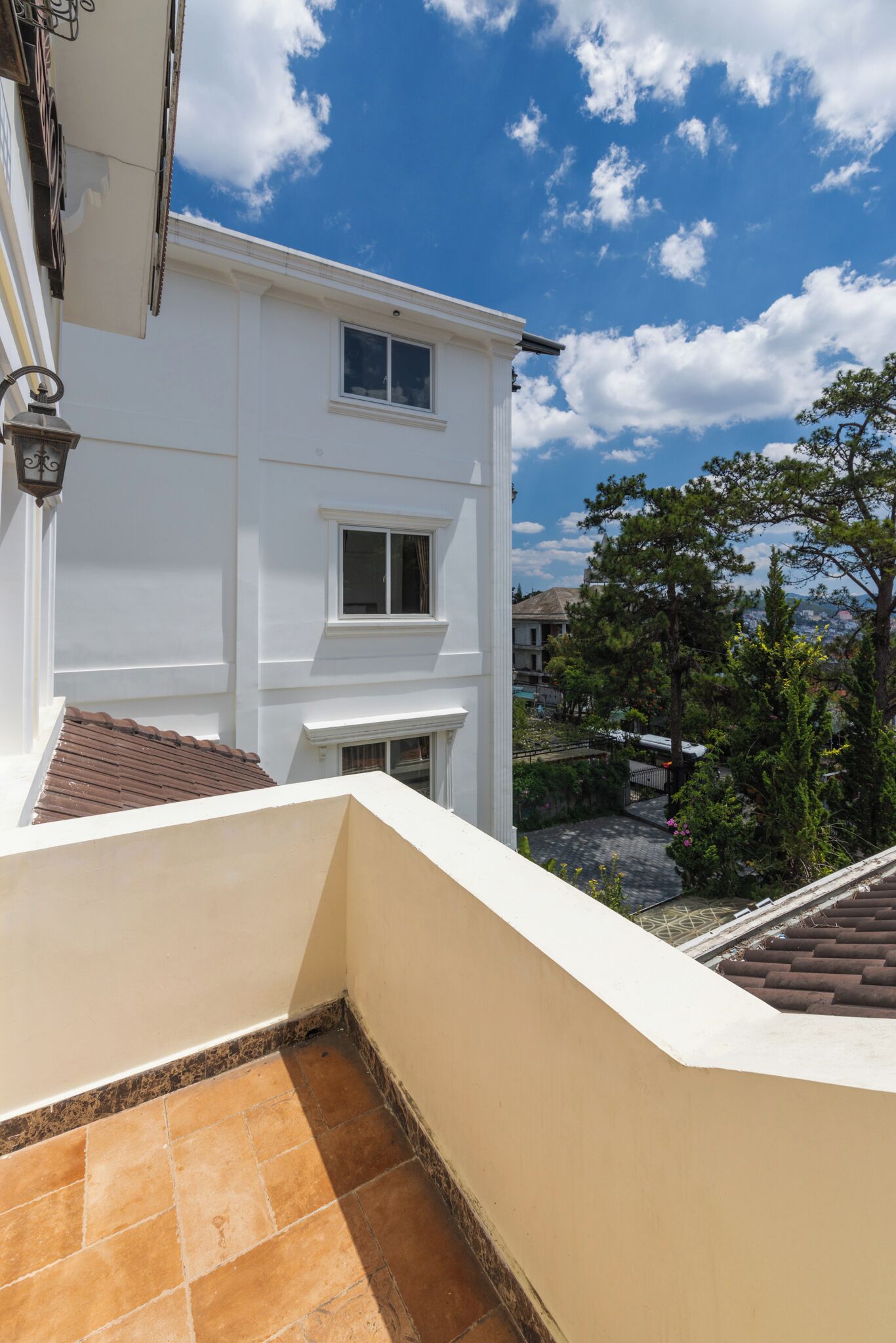 Chambre quadruple Deluxe, balcon, vue sur la ville | Terrain de l’hébergement 