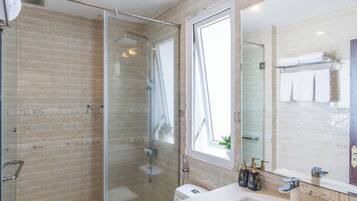 Kahden hengen deluxe-huone, kaupunkinäköala | Kylpyhuone | Ilmaiset hygieniatuotteet, hiustenkuivaaja, pyyhkeet, saippua