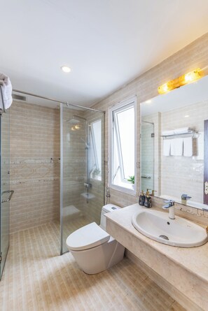 Deluxe Double Room, City View | Bilik Mandi | Kelengkapan dandanan diri percuma, pengering rambut, tuala disediakan 