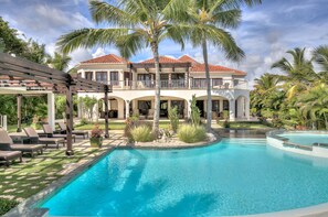 A heated pool - Villa Golf del Paraíso (San Bartolomé de Tirajana)