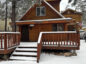 Exterior - Navigate Stays Big Bear Cabin Hot Tub Snow Summit (Big Bear)