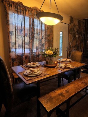 Dining - Navigate Stays Big Bear Cabin Hot Tub Snow Summit (Big Bear)