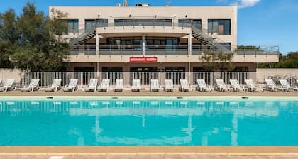 AC Apartment With Pool View for 4