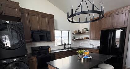 Cozy getaway in beautiful LaBarge Wyoming with amenities — The Deadend