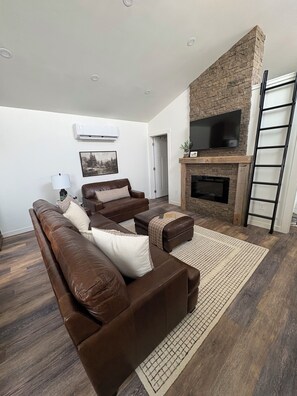 Living area - Cozy getaway in beautiful LaBarge Wyoming with amenities — The Deadend (La Barge)