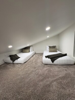 WiFi, bed sheets - Cozy getaway in beautiful LaBarge Wyoming with amenities — The Deadend (La Barge)