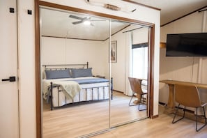 3 bedrooms, desk, iron/ironing board, free WiFi