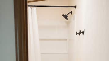 Sèche-cheveux, serviettes fournies, savon, shampoing
