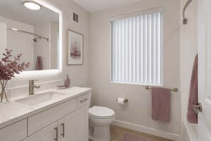 Standard-Studio | Badezimmer | Kostenlose Toilettenartikel, Haartrockner, Handtücher, Seife
