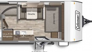 Indeling van een caravanslaapkamer met bunkebeds, een eethoek, een queensized bed, een koelkast en een OHC.