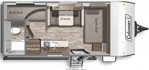 Ein Reiseanhänger-Grundriss mit Etagenbetten, Essecke, einem Queensize-Bett, einem Kühlschrank und einer OHC.